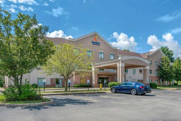 På billedet ses objektet Comfort Inn & Suites St Louis-O'Fallon beliggende i byen Cottleville.