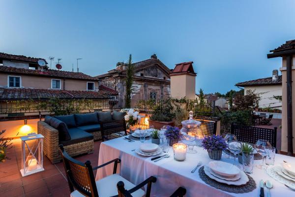 写真にはルッカ市にあるCasa Ottone - Residenze Seicento - A superb bright flourish apartment with grand terrace inside Lucca City Centreが写っています。