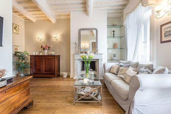 写真にはルッカ市にあるCasa Raffa, 2 Bedrooms 2 Bathrooms Romantic Apartment with Terrace and Parking in Luccaが写っています。