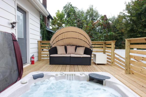 På bildet vises objektet Best XL Home To Visit NYC+Hot Tub+Newark Airport+Free Parking som ligger i byen Hillside.