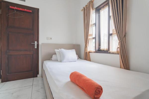 The photo shows the Small Homestay Syariah Sikembar Ciwidey Mitra RedDoorz located in the city of Pasirjambu.