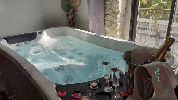 Na zdjęciu widoczny jest obiekt Le Mas Romantique avec Jacuzzi et Sauna privé położony w mieście Sénas.