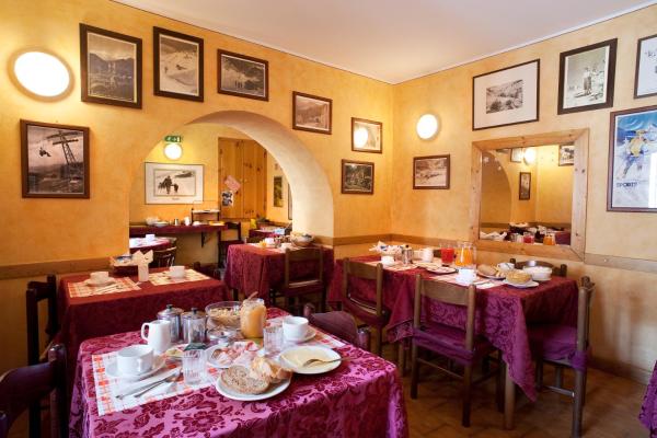 Na fotografii je vidět objekt Hotel La Piazzetta nacházející se ve městě Limone Piemonte.