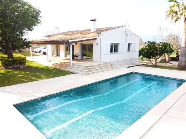 写真にはリュビ市にあるMallorca Villa Bon Aire Son Bernatが写っています。