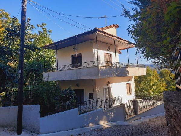 A la foto es mostra l'objecte House in Lozetsi Village situat a la ciutat de Ellinikón.