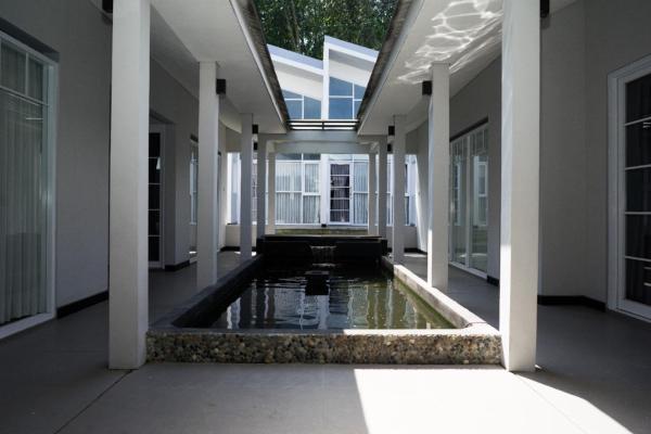 写真にはBedoyo市にあるVilla Languketが写っています。