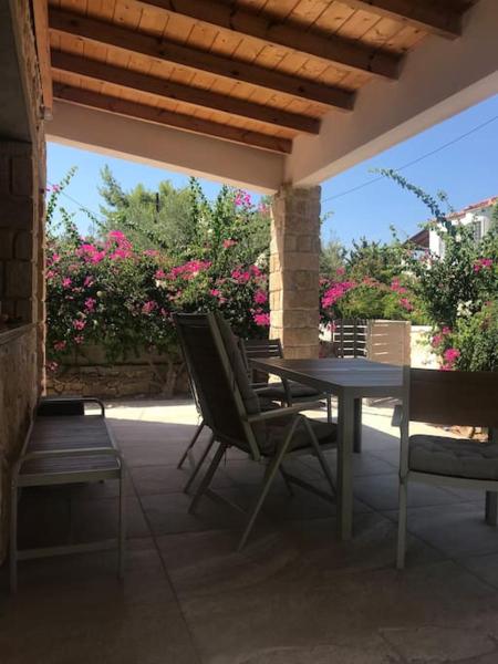 A la foto es mostra l'objecte Πέτρινη κατοικία στην Αίγινα - Stone House in Aigina situat a la ciutat de Khlóï.