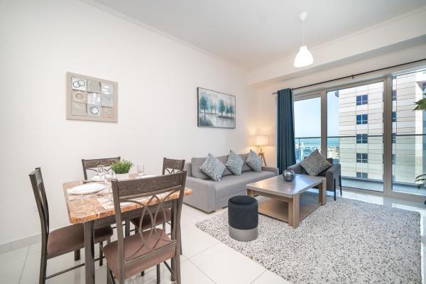 Na fotografii je vidět objekt Luton Vacation Homes-Damac Heights Tower- Dubai Marina-21AB03 nacházející se ve městě Dubaj.