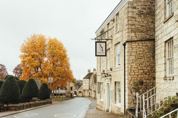 På billedet ses objektet The Falcon Inn beliggende i byen Painswick.