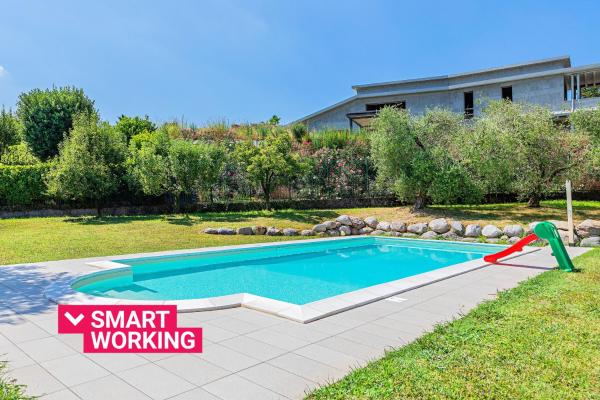 Na zdjęciu widoczny jest obiekt Villa Elisa con piscina by Wonderful Italy położony w mieście Padenghe sul Garda.