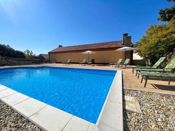 Na fotografii je vidět objekt Holiday home in Drivenik 42242 nacházející se ve městě Veli Dol.