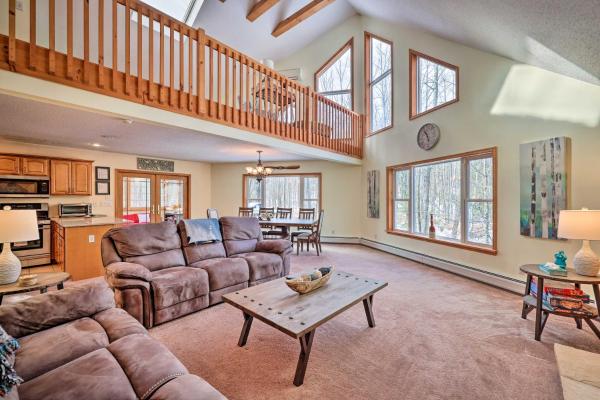 A la foto es mostra l'objecte Family-Friendly Poconos Chalet with Fireplace situat a la ciutat de Sterling.
