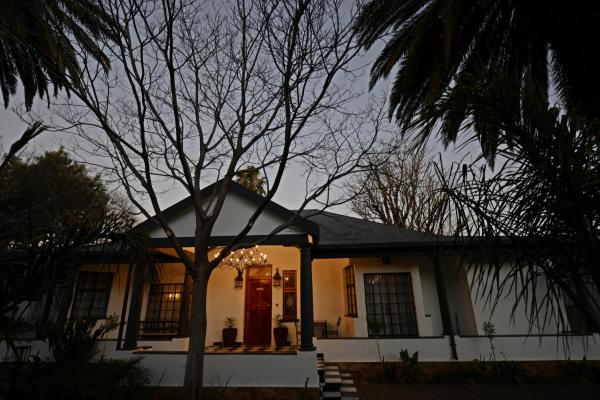 The photo shows the Milner House Kimberley located in the city of Beaconsfield.