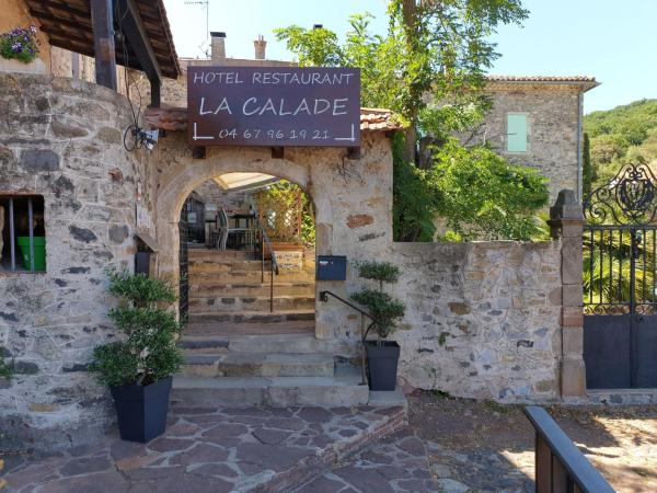 The photo shows the Hotel Restaurant La Calade located in the city of Brenas.
