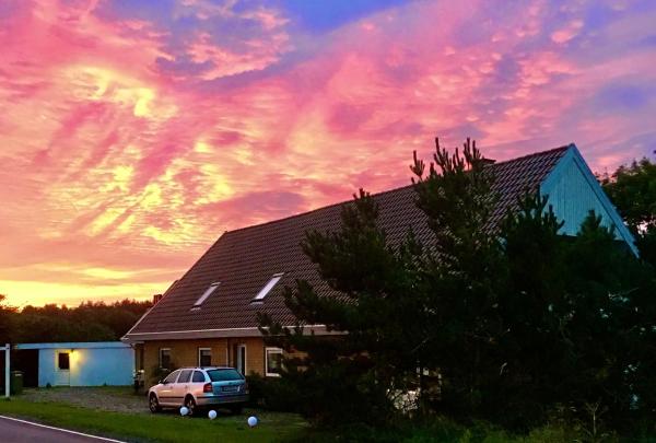 Na zdjęciu widoczny jest obiekt Skorstensfejerens Bed & Breakfast położony w mieście Bogense.