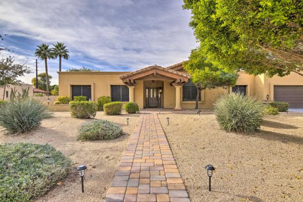 The photo shows the 11 Mi to Phoenix Tempe Escape with Patio and Bar! located in the city of Helena.