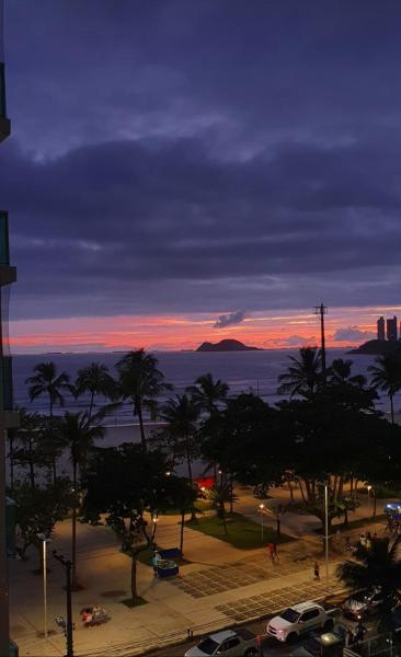 På billedet ses objektet Em frente ao mar com Wi-fi e garagem beliggende i byen Guarujá.