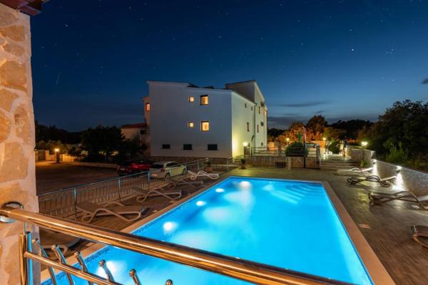 Na zdjęciu widoczny jest obiekt Apartment in Vinišce with Balcony, Air condition, WIFI, Washing machine (4753-3) położony w mieście Vinišće.