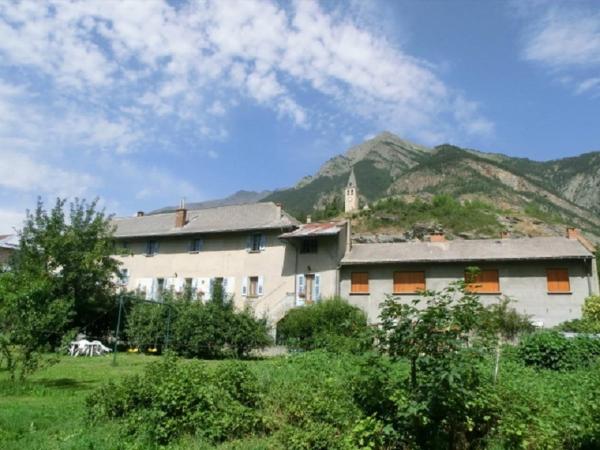 The photo shows the LOU FILADOUR 4 PERSONNES 1er étage located in the city of Jausiers.