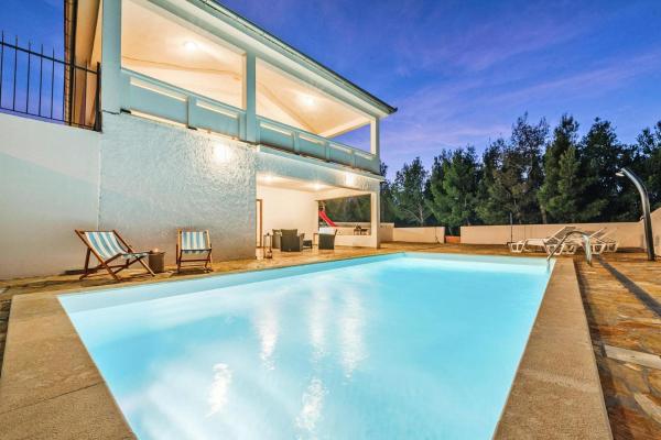 Na fotografii je vidět objekt Villa in Rovanjska with Sea Views & Pool nacházející se ve městě Rovanjska.