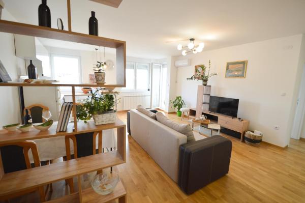 Shine24 - Spacious and Bright Apartment with Swing and Free Parking, Novi Sad