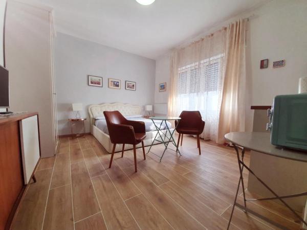 A la foto es mostra l'objecte Angela's Apartment situat a la ciutat de Milà.