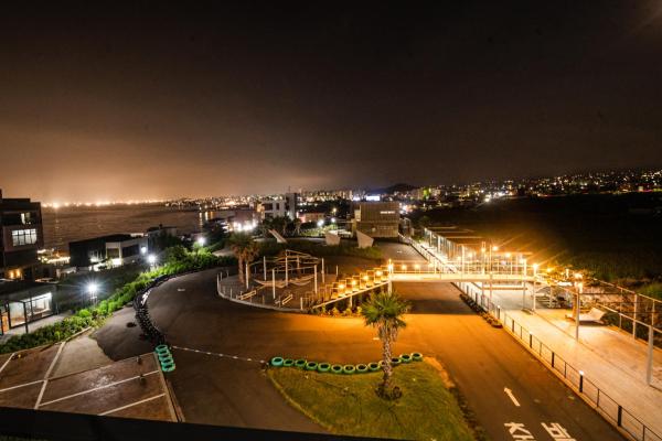 На фото показан объект Jeju the sky and the earth, расположенный в городе Misu-dong.