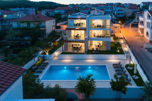 A la foto es mostra l'objecte Apartments Corcovado with Heated Pool situat a la ciutat de Vodice.