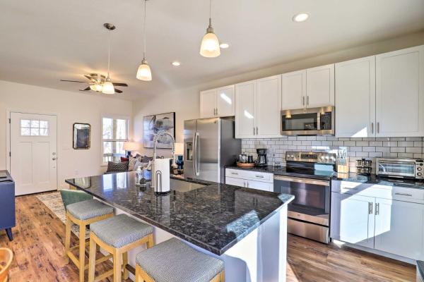 A la foto es mostra l'objecte Bright and Inviting Home by Biltmore Village with Deck situat a la ciutat de Biltmore Forest.