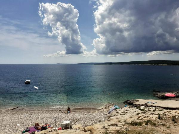 A la foto es mostra l'objecte AriaDeMar situat a la ciutat de Koromačno.