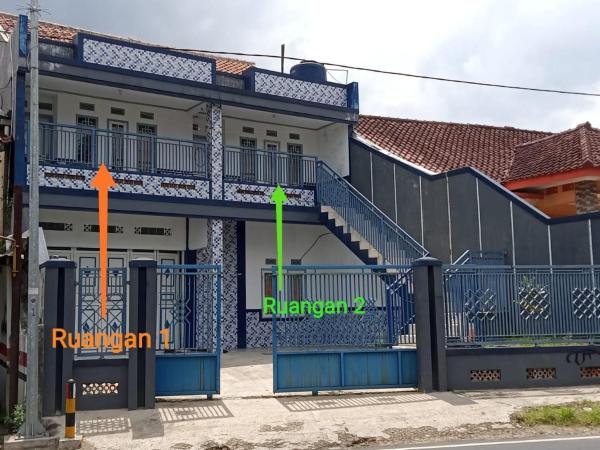 Auf dem Foto ist das Objekt Penginapan atau Kontrakan Rumah Ciwidey 1 Ruangan 2 Kasur Dewasa Kamar Mandi Dapur Dalam Sewa Harian Mingguan Bulanan Tahunan Boleh in der Stadt Ciwidey zu sehen.
