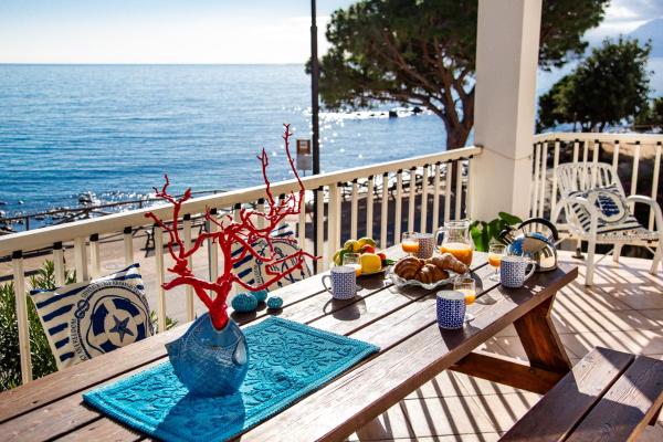 A la foto es mostra l'objecte Terrazza Lungomare, e sei in spiaggia... situat a la ciutat de Cala Gonone.