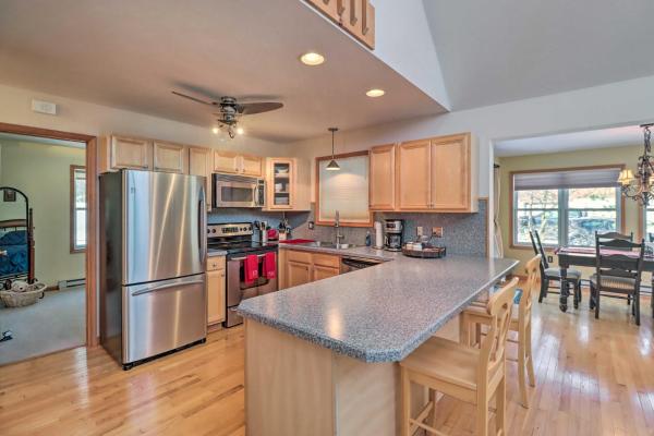 Fotografie 3: Deck, Pool, Trails Access: Pocono Family Home!
