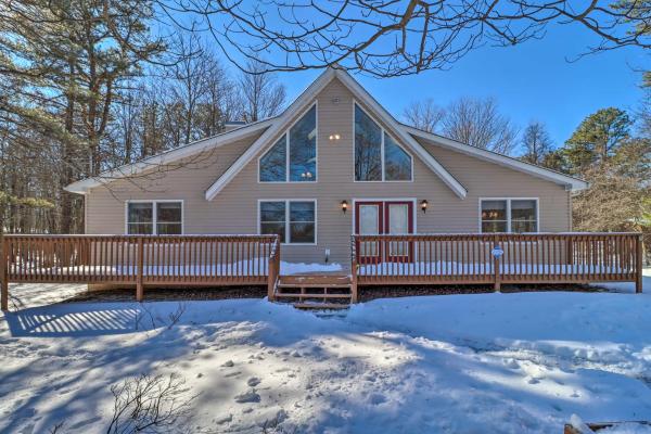 Fotografie 4: Deck, Pool, Trails Access: Pocono Family Home!