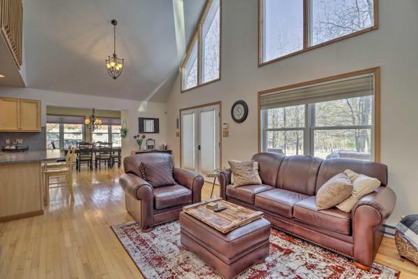 Fotografie 6: Deck, Pool, Trails Access: Pocono Family Home!