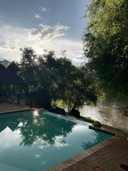 A la foto es mostra l'objecte River Rock Lodge situat a la ciutat de West End.