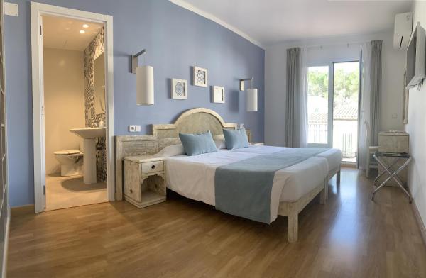 Na fotografii je vidět objekt Hostal HPC Porto Colom nacházející se ve městě Portocolom.