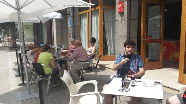 Na fotografii je vidět objekt Hostal Galicia nacházející se ve městě Llers.