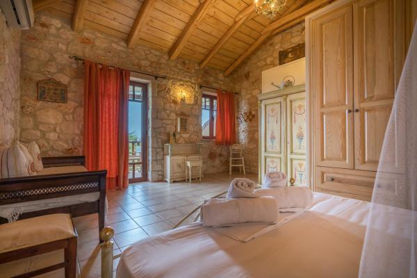 A la foto es mostra l'objecte Myrties stone houses - Ta Petrina situat a la ciutat de Vasilikos.