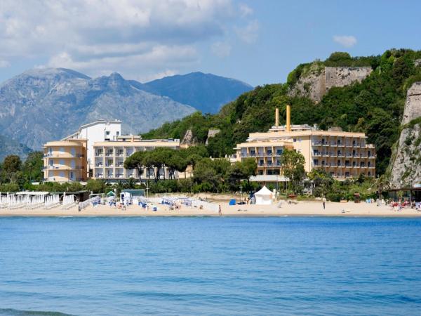 På billedet ses objektet Hotel Serapo beliggende i byen Gaeta.