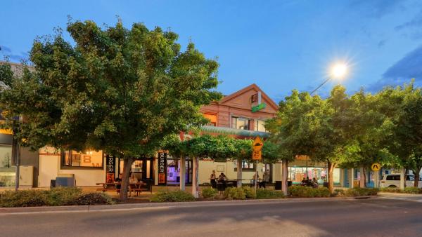 A la foto es mostra l'objecte Broadway Hotel situat a la ciutat de Parkes.
