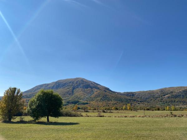 Na fotografii je vidět objekt Appartamento con Giardino - Rocca di Mezzo nacházející se ve městě Rocca di Mezzo.