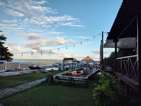 På billedet ses objektet Papitos Bacalar Hotel and Marina beliggende i byen Bacalar.