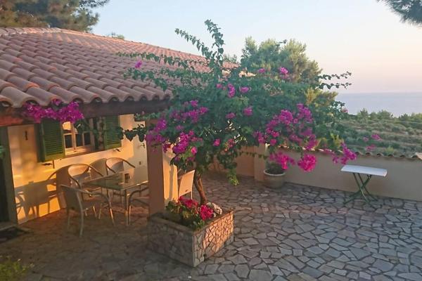A la foto es mostra l'objecte Villa Angela, Panoramablick übers Meer situat a la ciutat de Vasilikos.