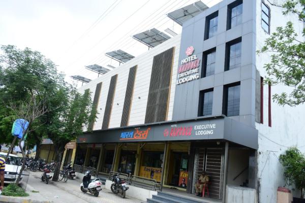 The photo shows the Hotel Uma Executive Lodging located in the city of Nānded.