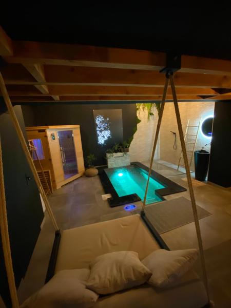 På billedet ses objektet Pasithéa Loft Spa Privatif beliggende i byen Calais.