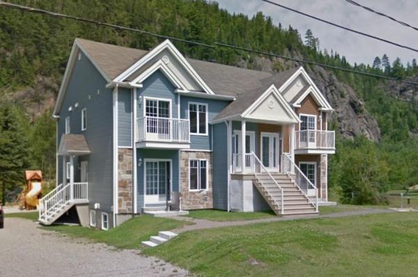 На фото показан объект Condo Mont-Édouard 2, расположенный в городе Riviere Eternite.