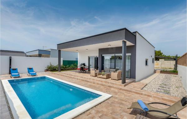 Na fotografii je vidět objekt Amazing Home In Peroj With Wifi nacházející se ve městě Peroj.