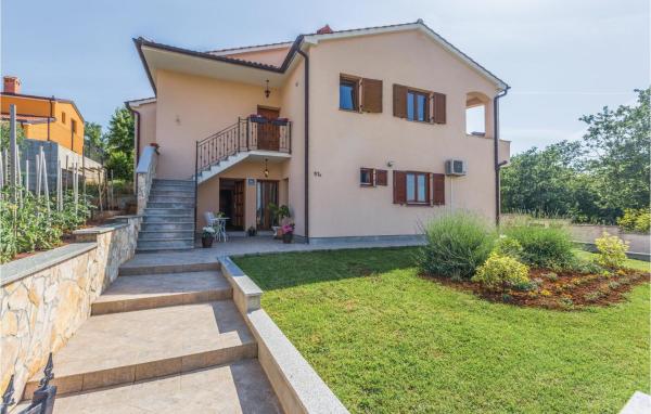 Na fotografii je vidět objekt Two-Bedroom Apartment In Radmani nacházející se ve městě Radmani.