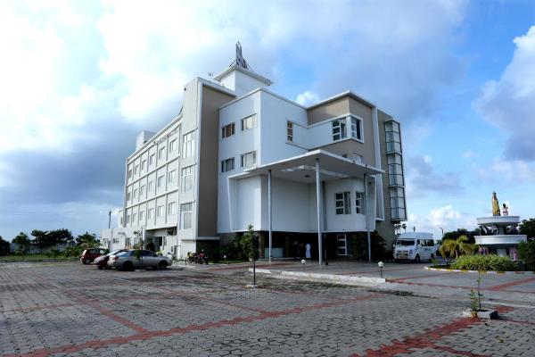 På bilden syns objektet Hotel Queens Inn Velankanni som ligger i staden Thiruvārūr.